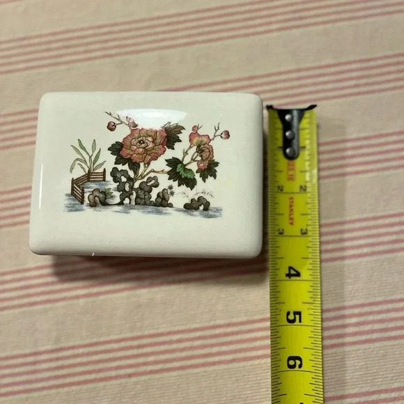 Wedgwood Eastern Flowers lidded box - Picture 9 of 10
